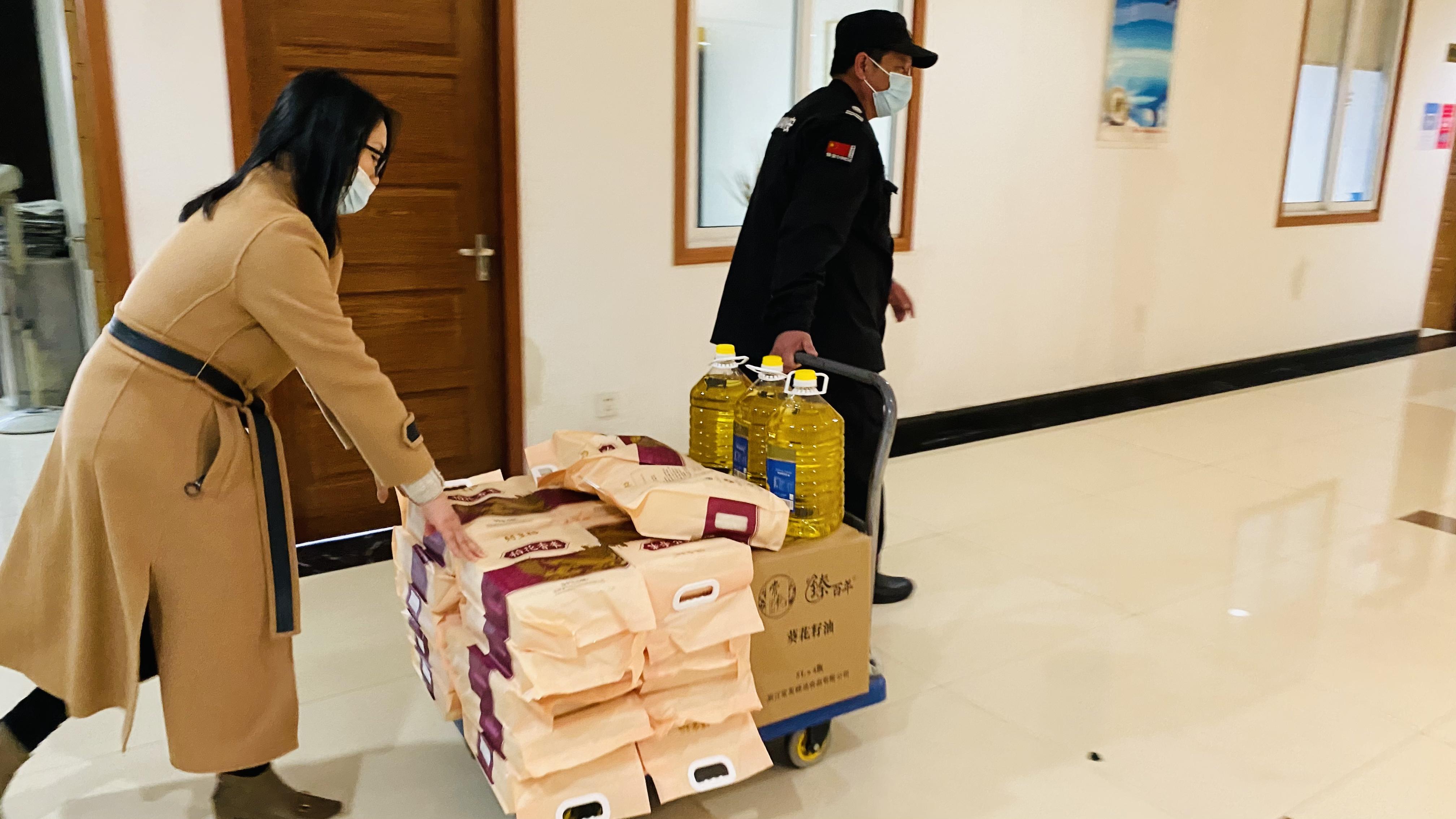心系員工，溫暖新春！ 錢江商城為全體員工發放春節福利